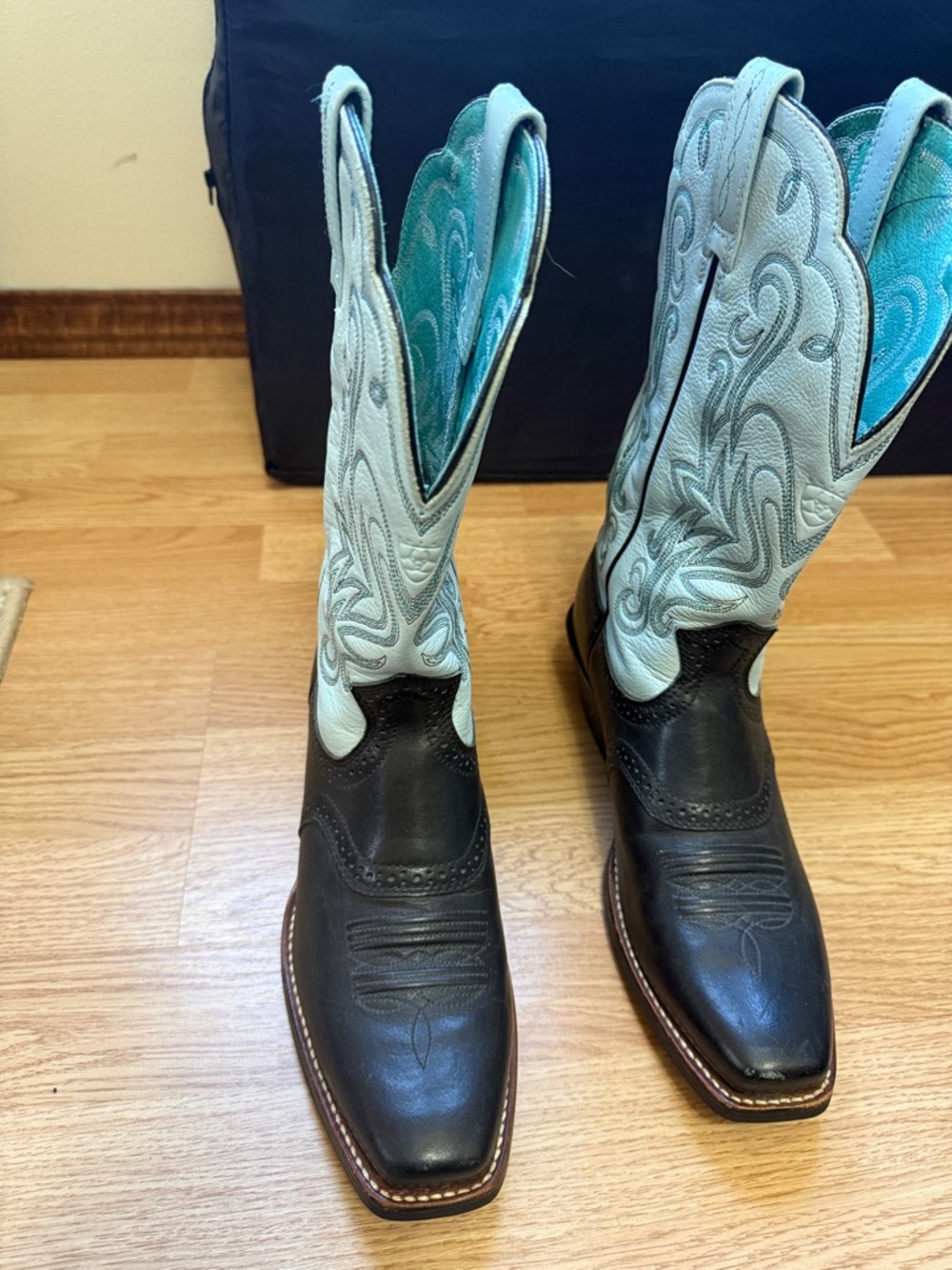 Ariat Boots- beautiful Turquoise and Cream Western Boot Interior Detail like new - Picture 4 of 4